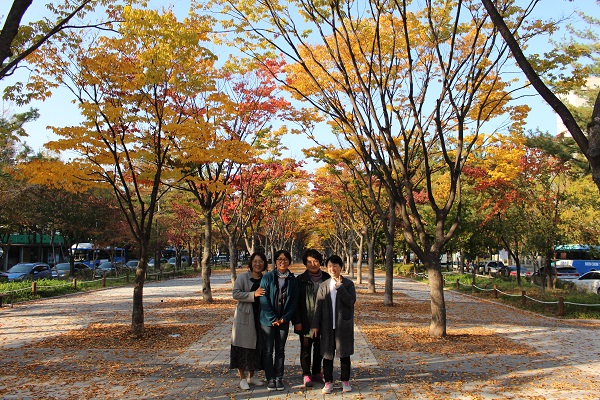 인터뷰를 마치고 대전법당 근처 공원에서 희망리포들과 함께(오른쪽 두번째가 묘광법사님)