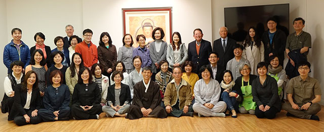 우리는 법을 전하는 정토행자입니다.