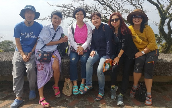 졸업여행: 왼쪽부터 김경필, 고명주, 김동주, 성미연, 심미란, 방콕 총무 황소연 님 졸업여행: 왼쪽부터 김경필, 고명주, 김동주, 성미연, 심미란, 방콕 총무 황소연 님