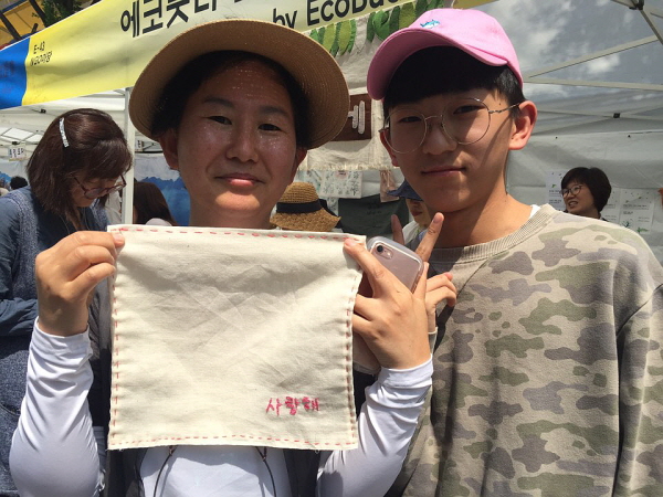 학생이 직접 수를 놓아 어머니께 손수건을 선물했습니다.