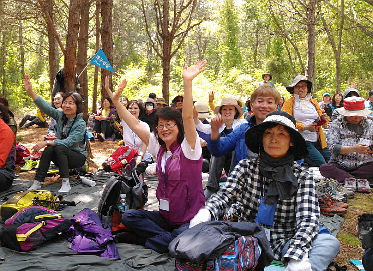 2018 봄불교대학 남산순례 봉사자로 두 손 번쩍들고