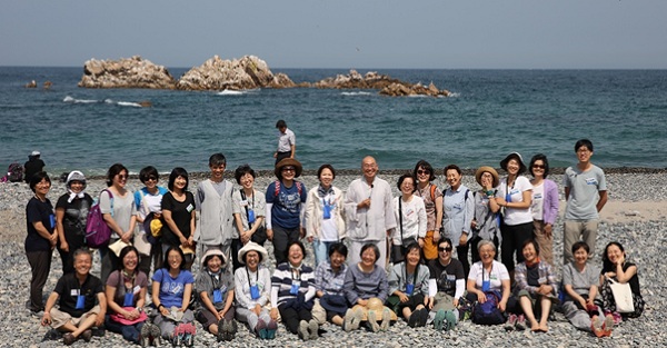 문무대왕릉 앞에서 환하게 웃으며 찍은 단체 사진 