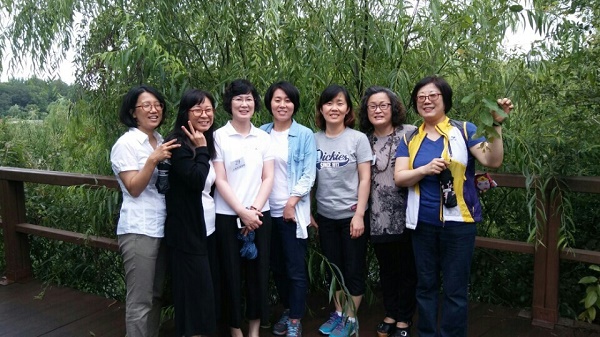  불교대학 졸업식에서 도반들과 함께(왼쪽에서 두 번째 김혜경보살님)