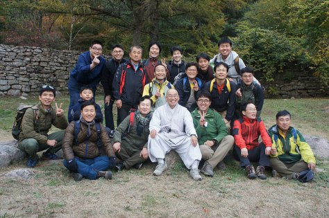 스님과 도반들과 함께(둘째 줄 맨 오른쪽이 허재호 님)