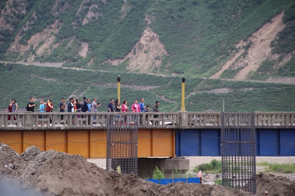 다리 위의 국경선: 주황색 부분이 중국, 파란색 부분이 북한 다리 위의 국경선: 주황색 부분이 중국, 파란색 부분이 북한