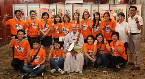 하노이 강연 봉사자들과 함께: 앞줄 왼쪽 끝에 김경필 님, 스님 왼편에 고명주 님