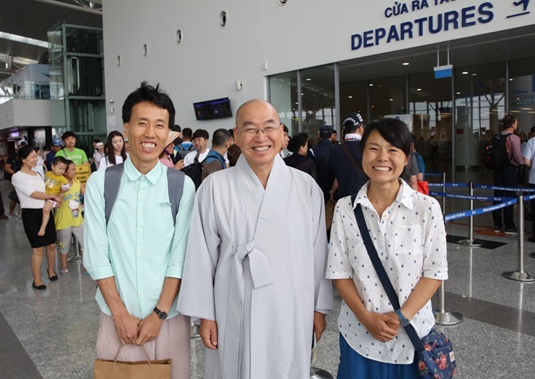 지난 6월 하노이에서 최초로 열린 강연회를 성공적으로 마치고 스님을 전송하는 고경주 님과 김경필 님 