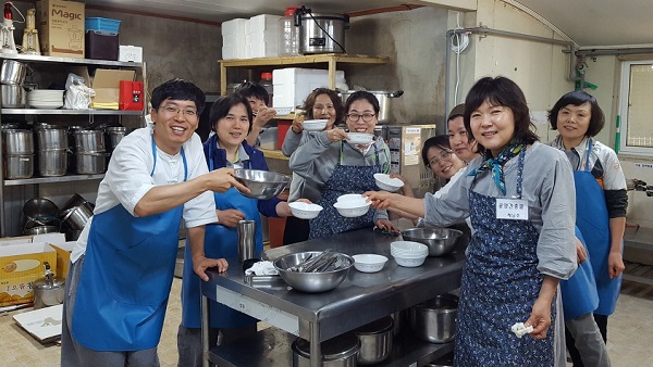 문경에서의 불대생 수련 공양 바라지 참여하는 모습-맨 왼쪽이 주인공