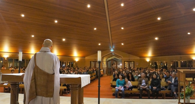 지난 9월 7일 퍼스 Infant Jesus Parish Morley  성당에서 열린 스님의 즉문즉설: 성당의 천장 불빛이 마치 하늘의 별과 같이 보이네요. 