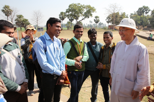 2016년, 인도에서 인도인 청년들과 대화하는 스님
