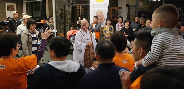 봉사자들과 단체사진을 찍고 담소를 나누시는 스님
