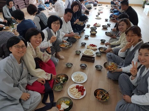 2017년 부처님오신날 마야부인 역할을 한 김재숙 님. 왼쪽에서 두번째 한복입은 분