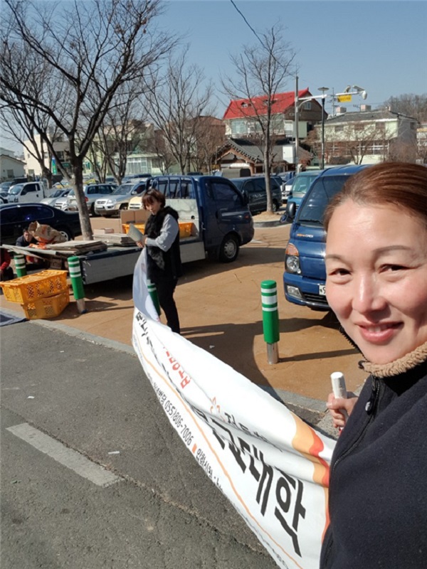 봄불교대학 홍보 중인 김미진 님(앞쪽)