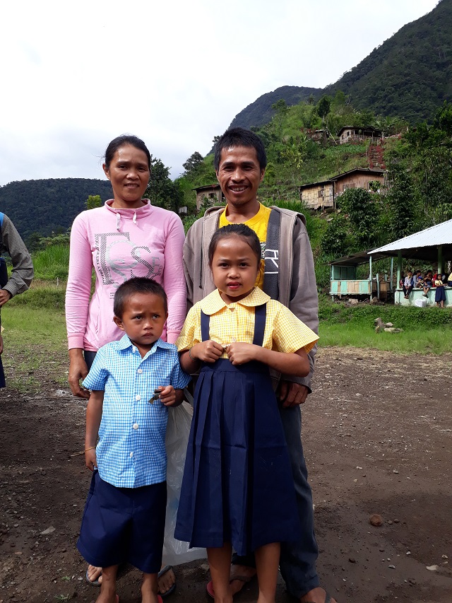 마을 리더인 '아델'과 그의 가족, 아내 그리고 큰 딸과 유치원생 아들