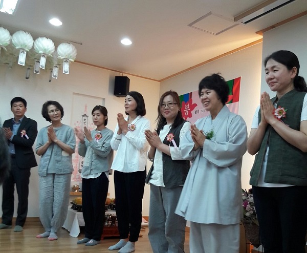 봉축법요식 봉사자들 소개시간(왼쪽에서 세 번째)