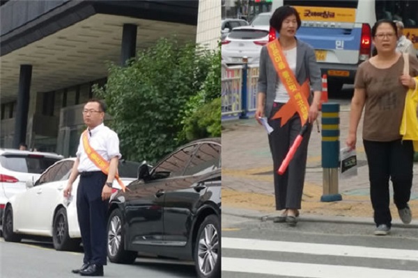  외부 안내 소임 중인 봉사자들 