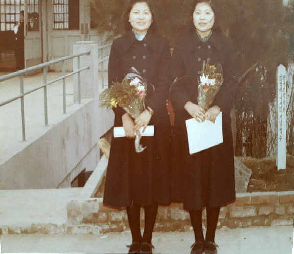 고등학교 때. 나란히 졸업식 하며.