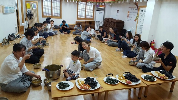 정진이 끝난 후 맛있는 공양을 나누는 도반들