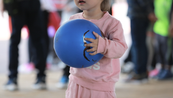 아이들의 웃는 얼굴을 닮은 풍선.