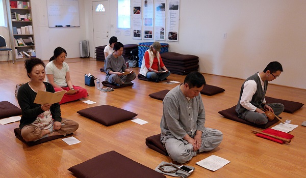 새벽정진을 마치고 회향식이 시작되었습니다. 새벽정진을 마치고 회향식이 시작되었습니다.