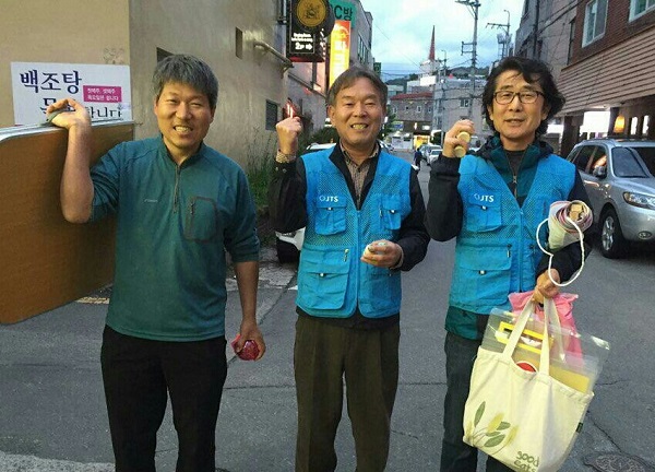 도반들과 함께 JTS 모금 중 왼쪽부터 정진익, 배덕규, 김종경 님 