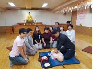 심폐소생술 실습 중인 공병철 님, 곽지헌 님과 봄불교대 학생들