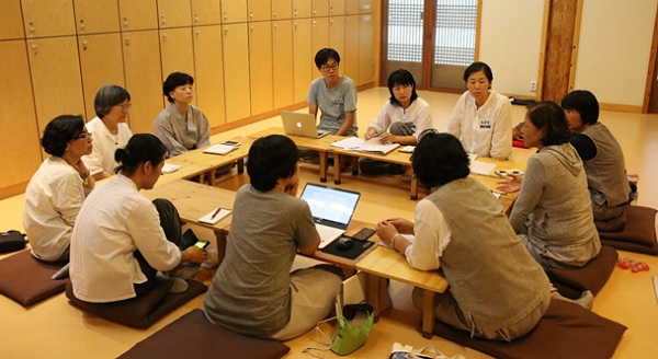 진지하게 토론 중인 1모둠입니다.