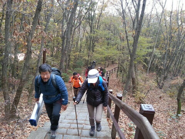  참성단을 향해 오르는 길, 등에 진 짐이 가볍기만 합니다