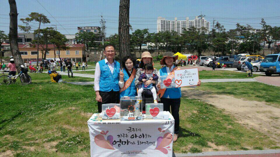 애기와 함께한 거리모금. 쓰일 수 있어 행복해요