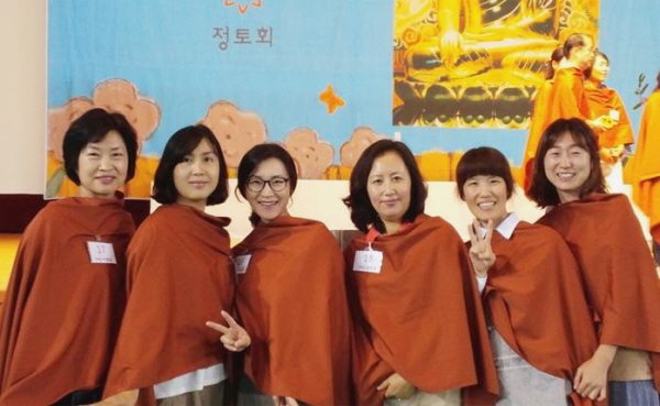 가을불교대학 졸업식에서 주간반 모두 함께! 박은덕 님(우측 두 번째), 김은해 님(좌측 두 번째)  