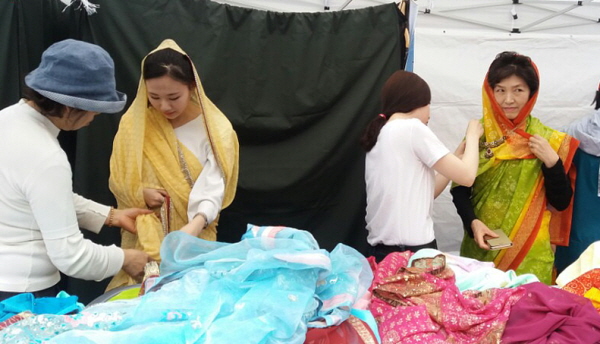 형형색색의 사리(sari)는 국내외 모두에게 인기였습니다.