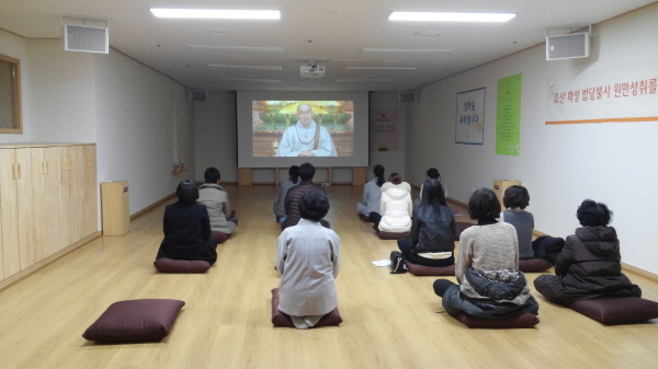  지도법사님의 영상인사를 보며 입학식을 시작했습니다. <즉문즉설>과 <희망강연>으로만 뵙던 지도법사님을 영상으로 처음 접하며 낯설고 신기했던 마음이 교차했다고 합니다.