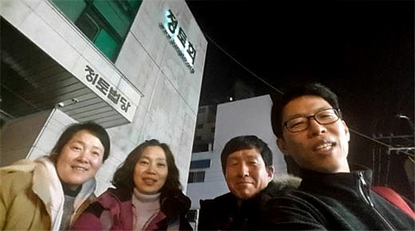  졸업 정진의 주인공들인 봄불대29기 봄경전17기 동기생들입니다. 왼쪽부터 정서경 님, 박미영 님, 정근환 님, 그리고 이 글을 쓴 이강환 님.