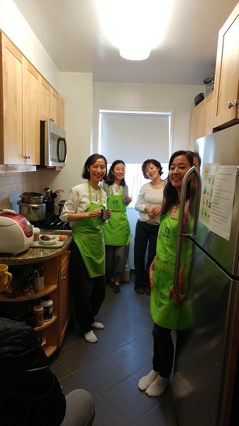 공양간에서도 공양준비가 시작되었습니다. 왼쪽에서 두 번째가 김민선 님~