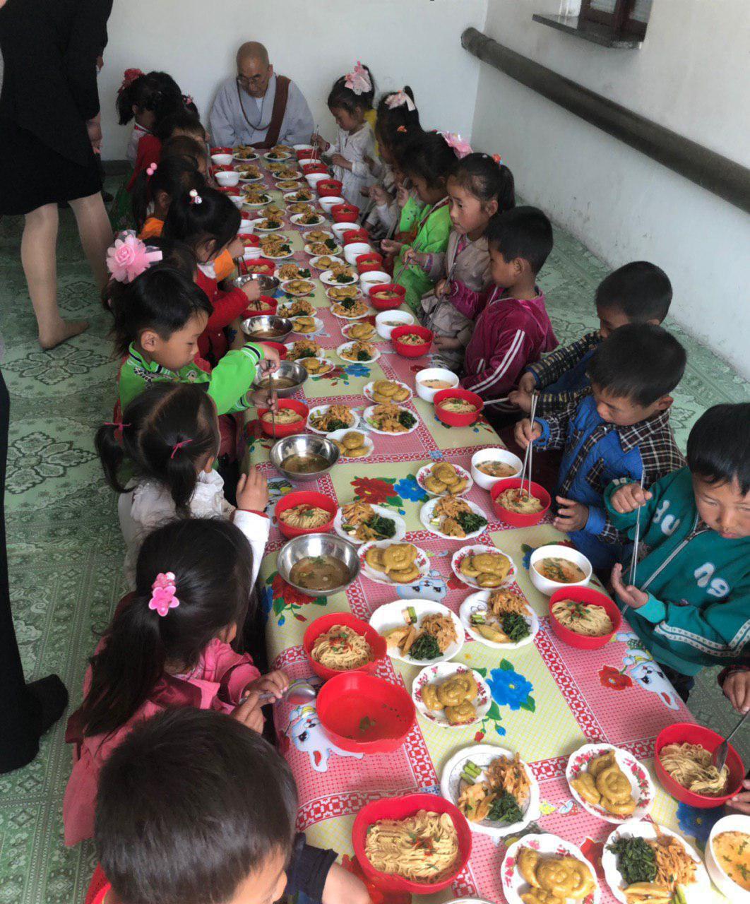 지원한 옥수수로 만든 음식을 먹고 있는 광산 유치원 아이들