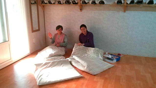 지퍼가 고장 난 요를 꿰매는 두 사람 지퍼가 고장 난 요를 꿰매는 두 사람