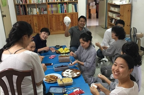 방콕정토회 송편 빚기