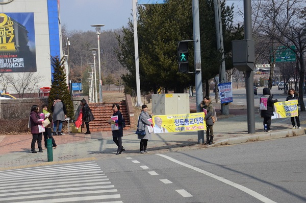 문산 홈플러스 앞에서 불교대학 거리 홍보중인 파주 법당 도반님들