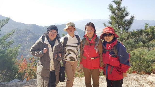 남산순례에서_왼쪽 두 번째 권효배, 세번째 유화경 님