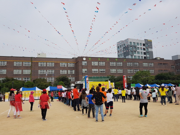 더없이 맑았던 양강중학교의 하늘.