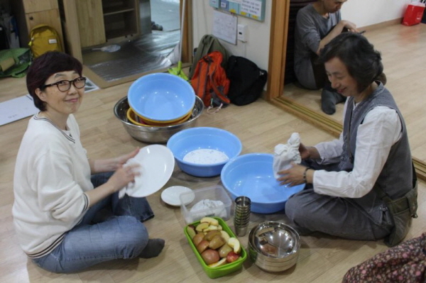 노원정토회에서는 이번에 처음으로 봉축법요식을 지역별로 나누어 진행했습니다. 그런데도 불구하고 90여 명이 참석하여 1부 법요식과 공양 그리고 2부 행사를 무리 없이 진행하였습니다. 행사 뒤의 뒷정리까지 말끔히 마무리 되는 데는 여러 도반의 숨은 공덕이 있었습니다. 사진은 공양 후 설거지 마무리하는 노원법당 박경미, 김연희 님의 모습입니다.
노원정토회에서는 이번에 처음으로 봉축법요식을 지역별로 나누어 진행했습니다. 그런데도 불구하고 90여 명이 참석하여 1부 법요식과 공양 그리고 2부 행사를 무리 없이 진행하였습니다. 행사 뒤의 뒷정리까지 말끔히 마무리 되는 데는 여러 도반의 숨은 공덕이 있었습니다. 사진은 공양 후 설거지 마무리하는 노원법당 박경미, 김연희 님의 모습입니다.