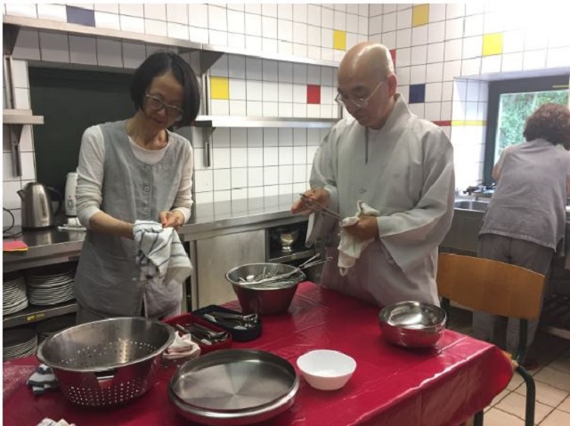 공양간에서 설거지 마무리를 도와주시는 스님