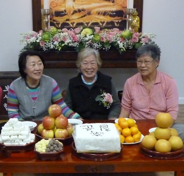 초기 가정법회 장소로 집을 내어 놓았던 고복순 보살님(가운데)의 칠순 잔칫날, 2012년 