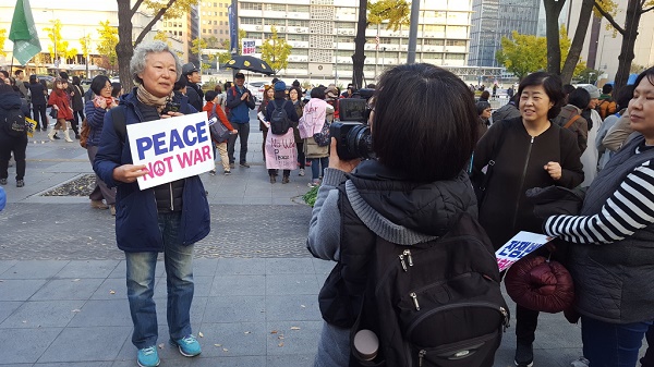 지난 겨울 한반도 평화집회에서 피켓을 들고 있는 석란 님