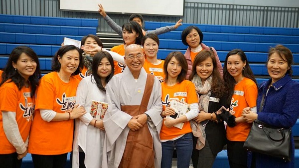  2014년 스님의 세계 100강 중 홍콩 강연 자원봉사자와 함께(앞줄 왼쪽 두 번째 김미경 님)