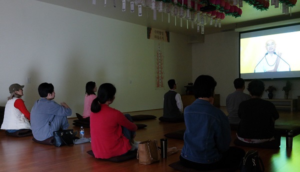 스님의 법문을 경청하며 스님의 법문을 경청하며