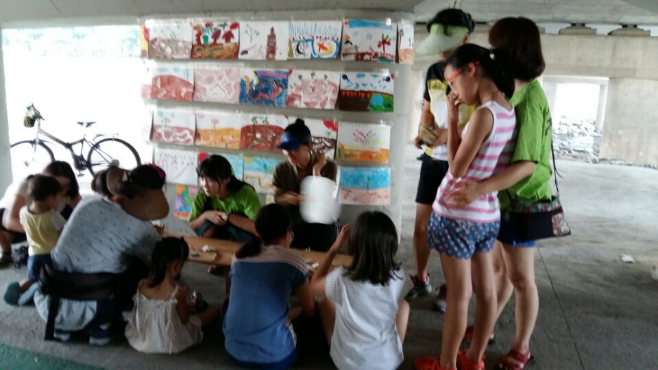 어린이들 그림 전시와 환경 배지 만들기에 참여한 어린이들