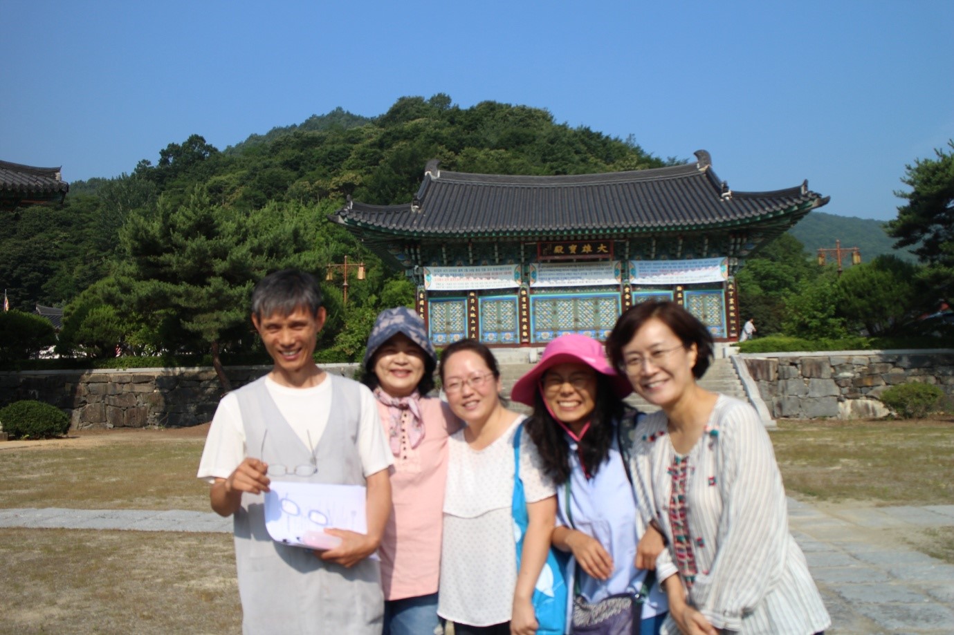 죽림정사에서 묘당법사님과 함께: 가운데 은미경 님, 맨 오른쪽 김니은 님