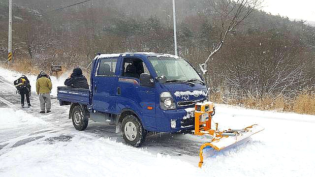 제설차로 아스팔트 도로 눈 밀기