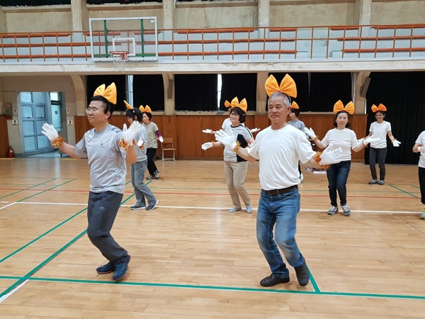 깜찍 발랄 동작도 거뜬히 해내는 우리 공연팀(맨 앞줄 오른쪽 이익수 님)
